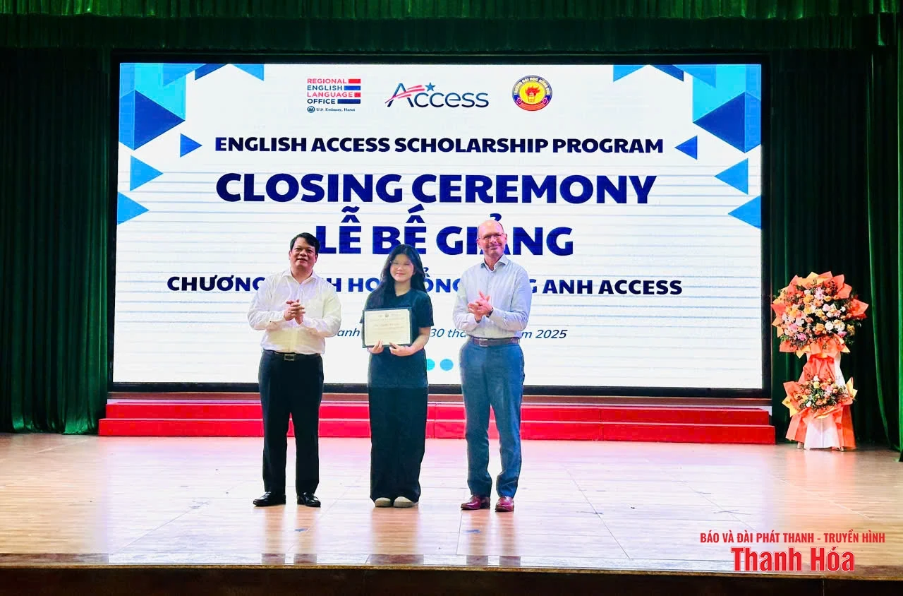 25 học sinh được trao chứng nhận hoàn thành chương trình học bổng tiếng Anh Access