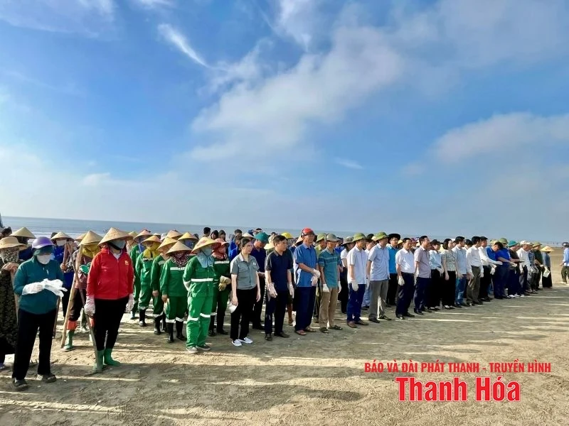 Phường Nam Sầm Sơn đồng loạt ra quân dọn vệ sinh môi trường biển