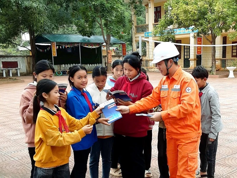 Nắng nóng gay gắt, người dân chủ động sử dụng điện tiết kiệm, tránh hóa đơn tiền điện tăng cao