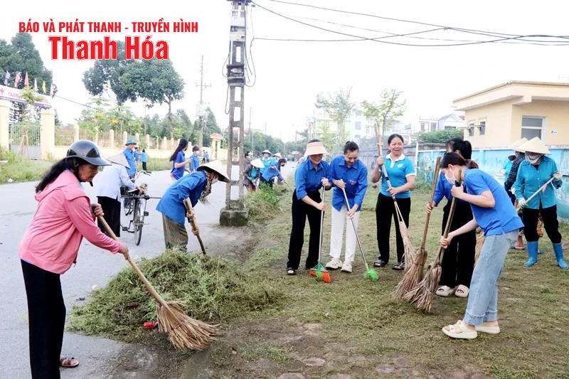 Hơn 100 cán bộ, hội viên, đoàn viên ra quân tổng vệ sinh môi trường
