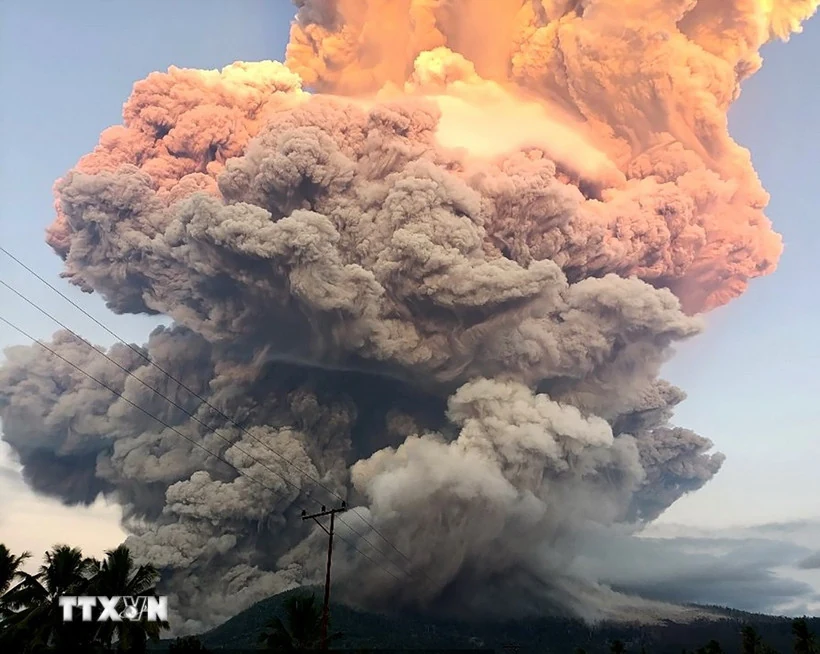 Indonesia: Núi lửa Lewotobi Laki Laki phun tro bụi cao tới 18km