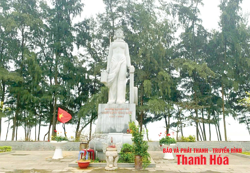 Người “tạc hồn” nơi sóng biển khơi