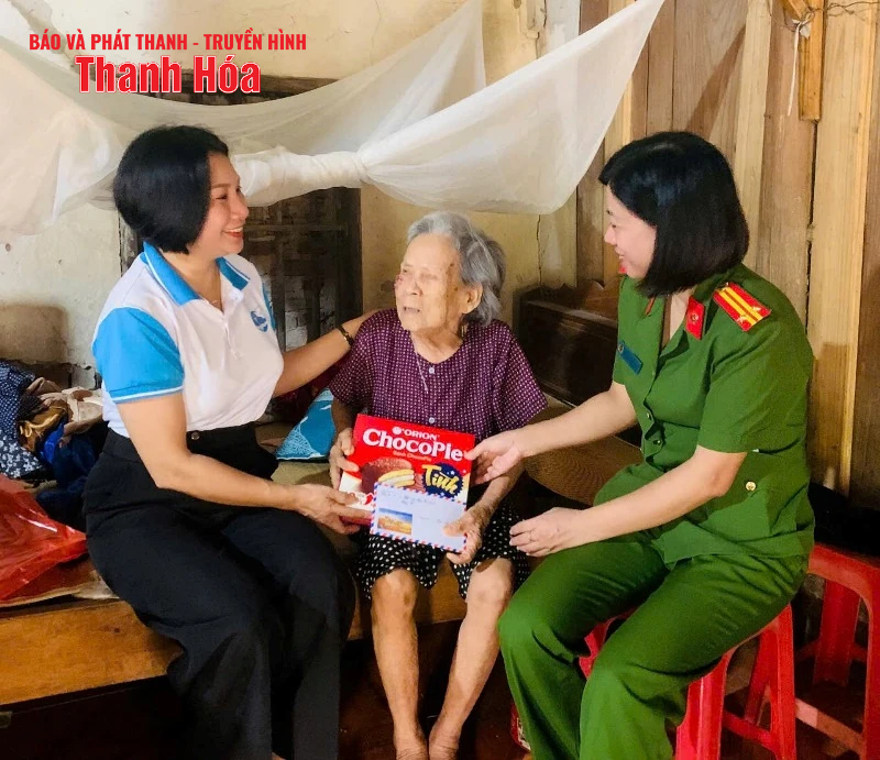 Thăm, tặng quà Mẹ Việt Nam Anh hùng, người có công với cách mạng