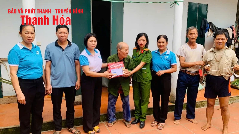 Thăm, tặng quà Mẹ Việt Nam Anh hùng, người có công với cách mạng