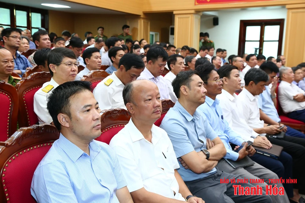 Đối thoại, lắng nghe ý kiến của các doanh nghiệp về công tác bảo đảm an ninh trật tự