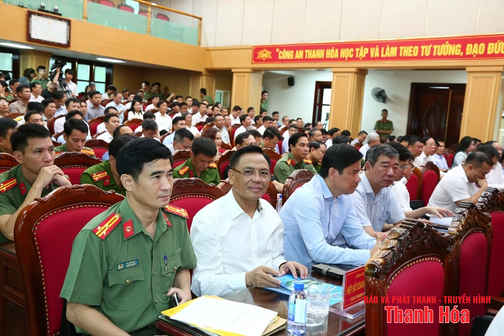 Đối thoại, lắng nghe ý kiến của các doanh nghiệp về công tác bảo đảm an ninh trật tự