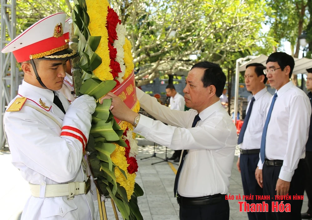 Phó Bí thư Thường trực Tỉnh ủy Lại Thế Nguyên viếng anh hùng liệt sĩ tại các nghĩa trang thuộc tỉnh Tuyên Quang