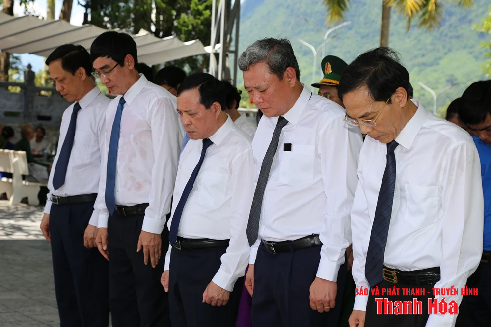 Phó Bí thư Thường trực Tỉnh ủy Lại Thế Nguyên viếng anh hùng liệt sĩ tại các nghĩa trang thuộc tỉnh Tuyên Quang