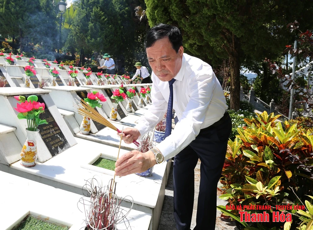 Phó Bí thư Thường trực Tỉnh ủy Lại Thế Nguyên viếng anh hùng liệt sĩ tại các nghĩa trang thuộc tỉnh Tuyên Quang