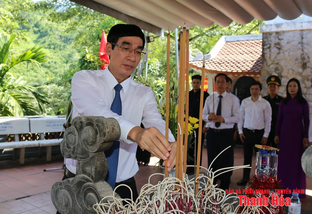 Phó Bí thư Thường trực Tỉnh ủy Lại Thế Nguyên viếng anh hùng liệt sĩ tại các nghĩa trang thuộc tỉnh Tuyên Quang