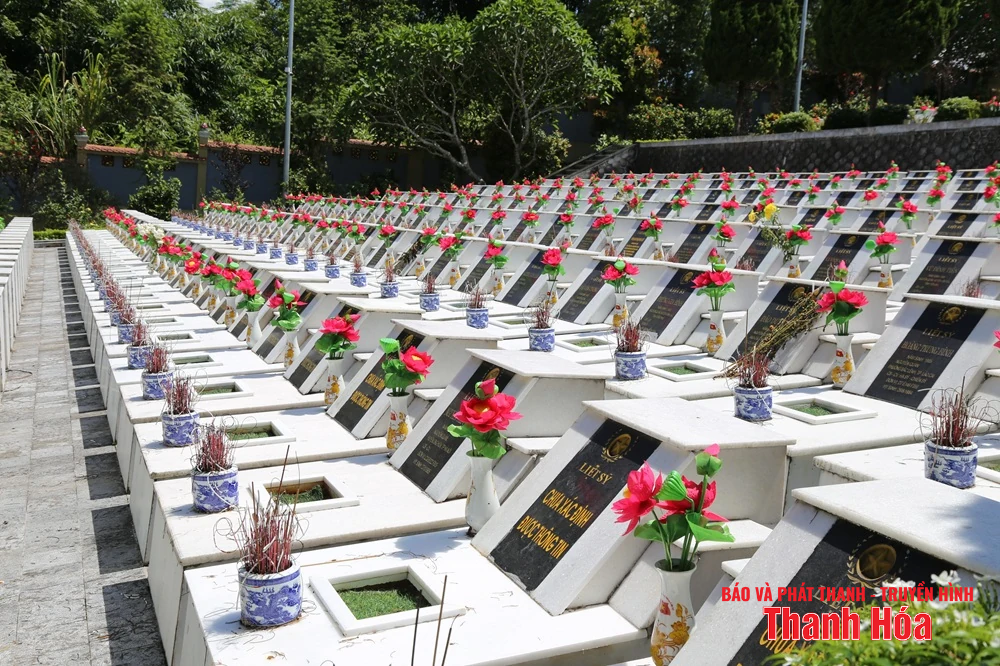 Phó Bí thư Thường trực Tỉnh ủy Lại Thế Nguyên viếng anh hùng liệt sĩ tại các nghĩa trang thuộc tỉnh Tuyên Quang