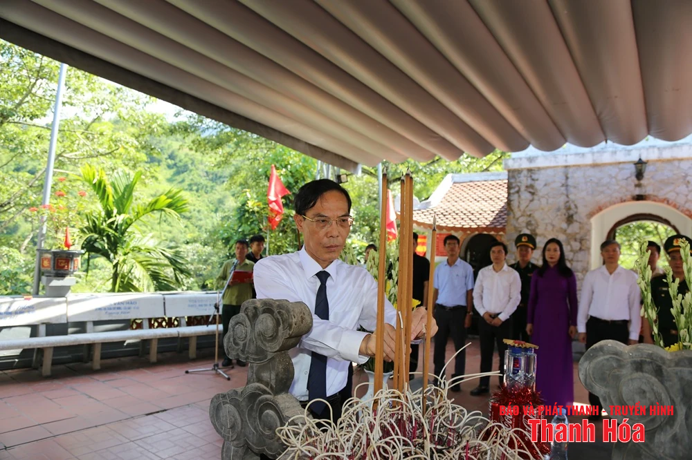 Phó Bí thư Thường trực Tỉnh ủy Lại Thế Nguyên viếng anh hùng liệt sĩ tại các nghĩa trang thuộc tỉnh Tuyên Quang