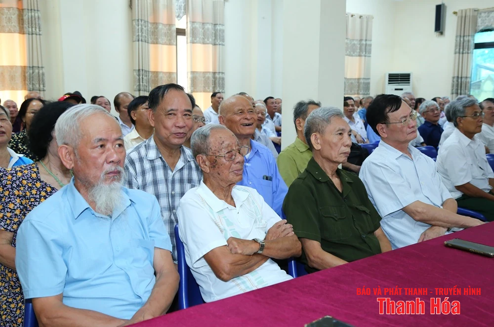 Phó Bí thư Thường trực Tỉnh uỷ Lại Thế Nguyên thăm và nói chuyện với hội viên Câu lạc bộ Hàm Rồng