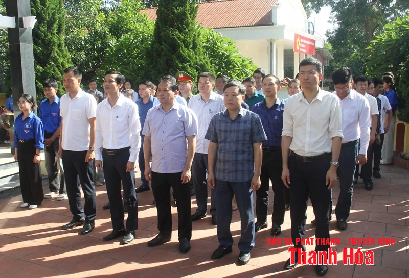 Trưởng Ban Tổ chức Tỉnh ủy Nguyễn Văn Hùng thăm, tặng quà tri ân các gia đình chính sách tại xã Thanh Kỳ