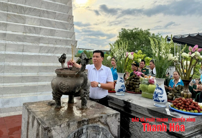 Dâng hương và ra quân dọn vệ sinh môi môi trường tại Nghĩa trang liệt sỹ Hàm Rồng