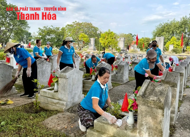 Dâng hương và ra quân dọn vệ sinh môi môi trường tại Nghĩa trang liệt sỹ Hàm Rồng