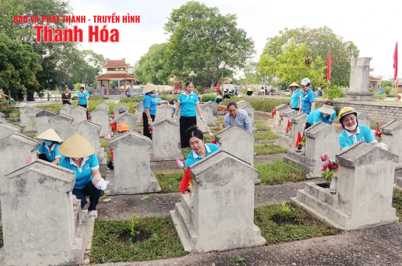 Dâng hương và ra quân dọn vệ sinh môi môi trường tại Nghĩa trang liệt sỹ Hàm Rồng