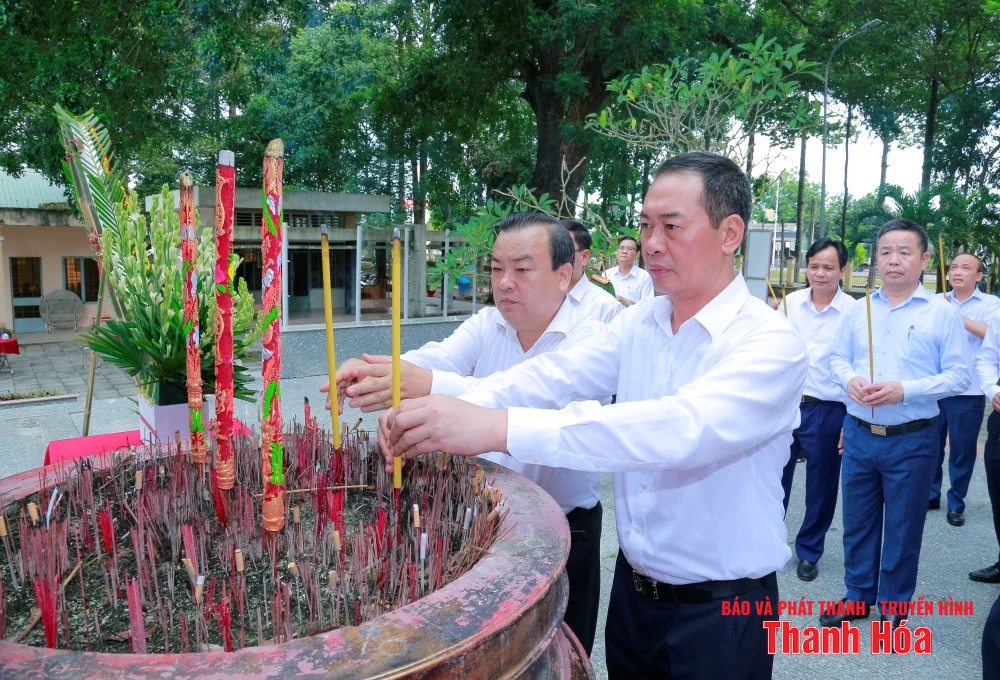 Phó Bí thư Tỉnh ủy, Chủ tịch Ủy ban MTTQ tỉnh Trịnh Tuấn Sinh viếng các nghĩa trang liệt sỹ tỉnh Tây Ninh