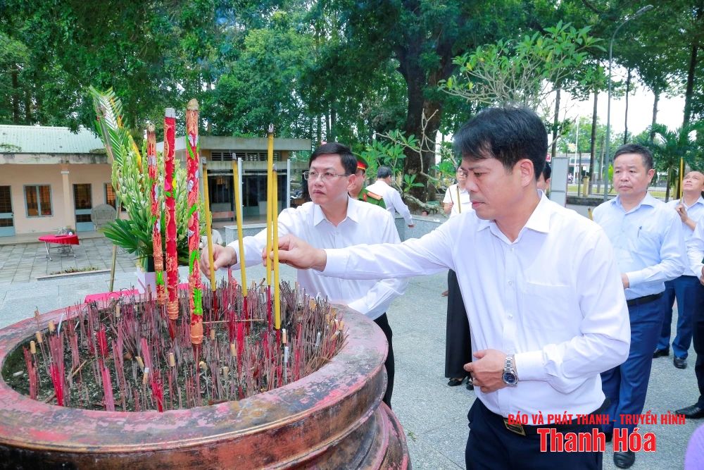 Phó Bí thư Tỉnh ủy, Chủ tịch Ủy ban MTTQ tỉnh Trịnh Tuấn Sinh viếng các nghĩa trang liệt sỹ tỉnh Tây Ninh