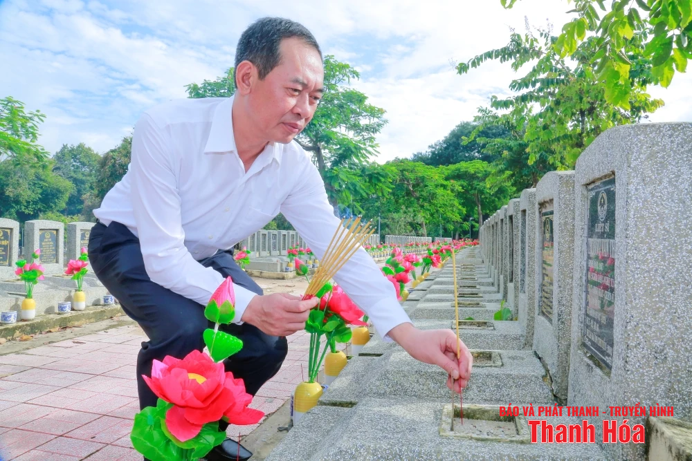 Phó Bí thư Tỉnh ủy, Chủ tịch Ủy ban MTTQ tỉnh Trịnh Tuấn Sinh viếng các nghĩa trang liệt sỹ tỉnh Tây Ninh