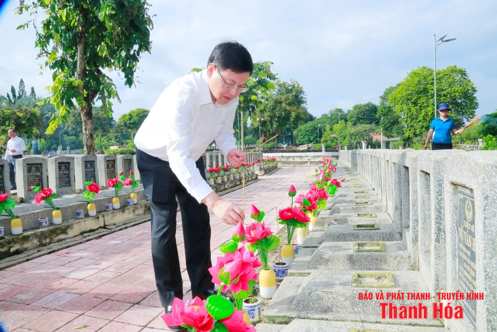 Phó Bí thư Tỉnh ủy, Chủ tịch Ủy ban MTTQ tỉnh Trịnh Tuấn Sinh viếng các nghĩa trang liệt sỹ tỉnh Tây Ninh