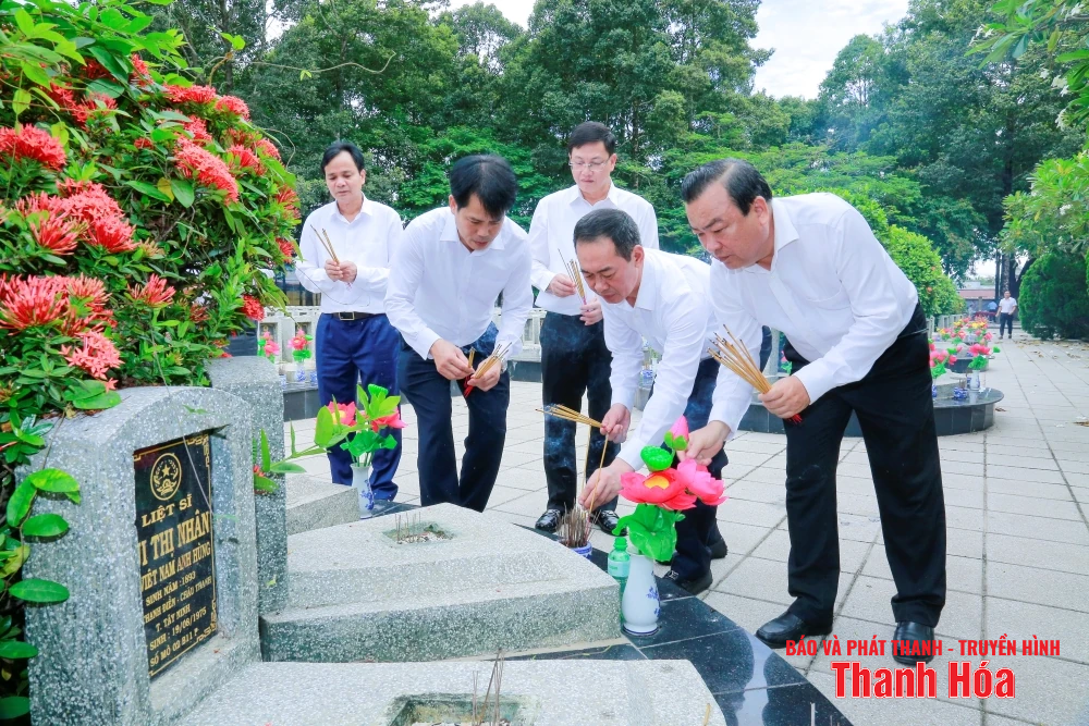 Phó Bí thư Tỉnh ủy, Chủ tịch Ủy ban MTTQ tỉnh Trịnh Tuấn Sinh viếng các nghĩa trang liệt sỹ tỉnh Tây Ninh