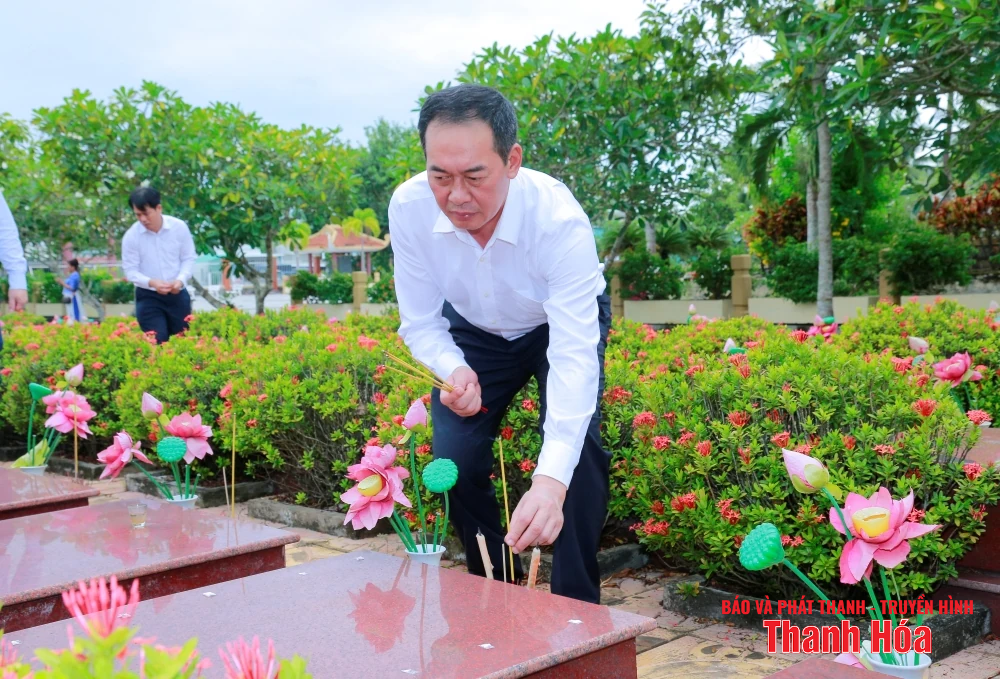 Đoàn đại biểu tỉnh Thanh Hóa viếng các nghĩa trang liệt sỹ tại TP Cần Thơ