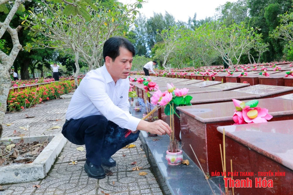 Đoàn đại biểu tỉnh Thanh Hóa viếng các nghĩa trang liệt sỹ tại TP Cần Thơ