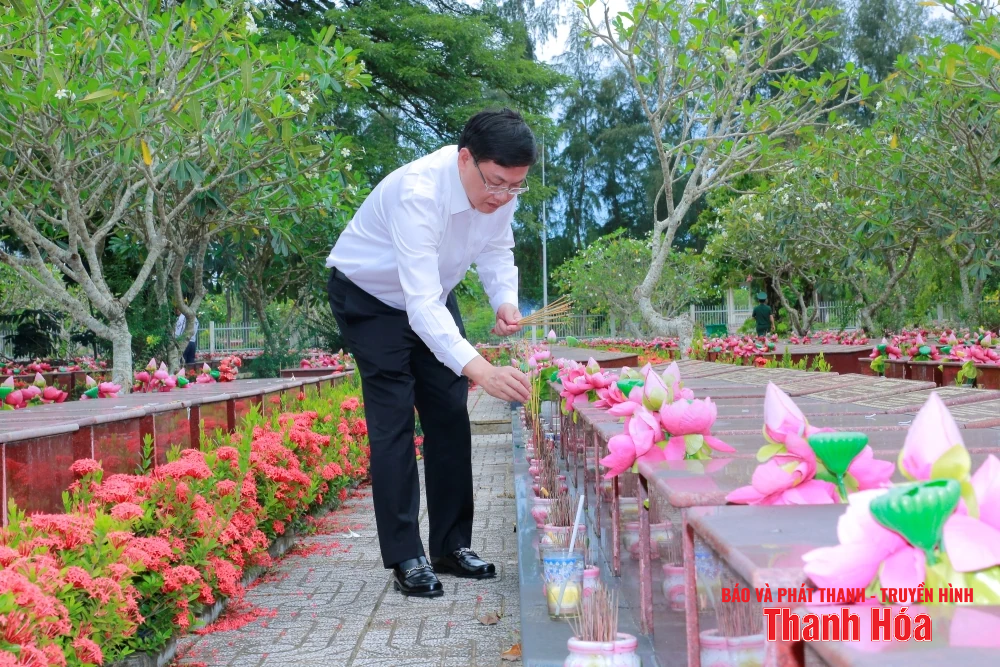 Đoàn đại biểu tỉnh Thanh Hóa viếng các nghĩa trang liệt sỹ tại TP Cần Thơ