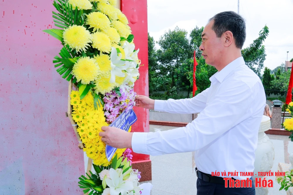 Đoàn đại biểu tỉnh Thanh Hóa viếng các nghĩa trang liệt sỹ tại TP Cần Thơ