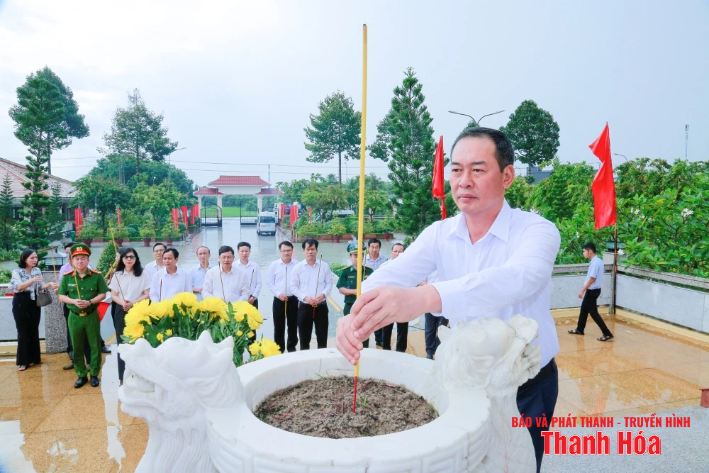 Đoàn đại biểu tỉnh Thanh Hóa viếng các nghĩa trang liệt sỹ tại TP Cần Thơ