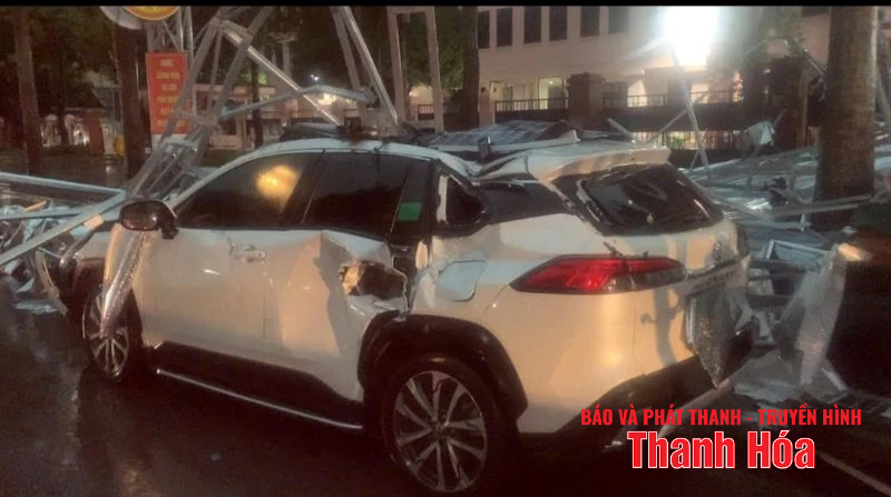 Mưa dông khiến nhiều nhà dân tốc mái, công sở hư hỏng