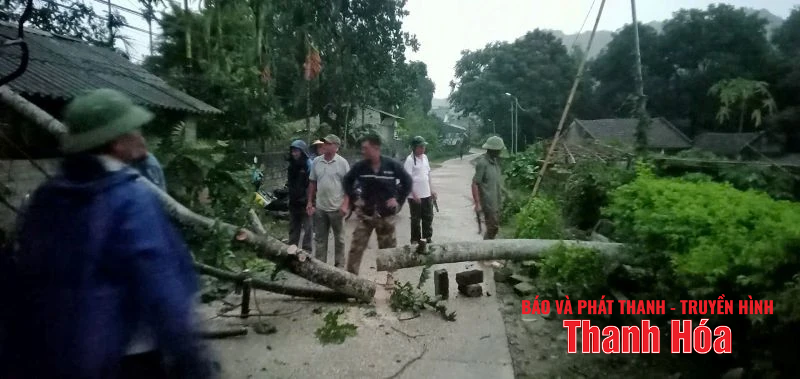 Mưa dông khiến nhiều nhà dân tốc mái, công sở hư hỏng