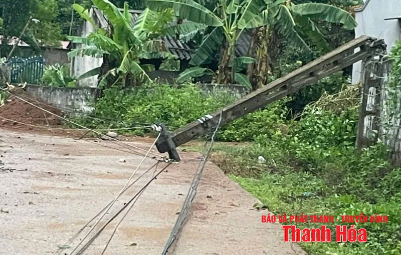 Gần 7.600 khách hàng chờ cấp điện trở lại sau trận mưa dông tối 19/7