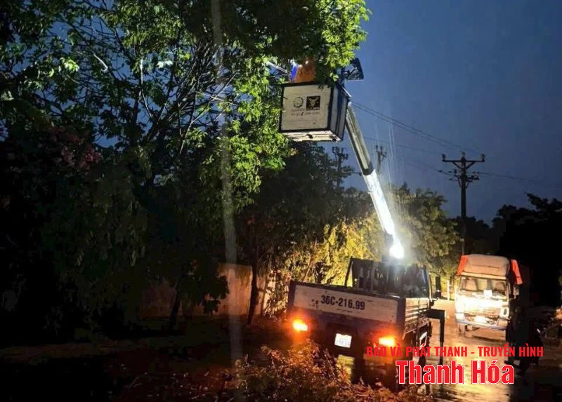 Gần 7.600 khách hàng chờ cấp điện trở lại sau trận mưa dông tối 19/7