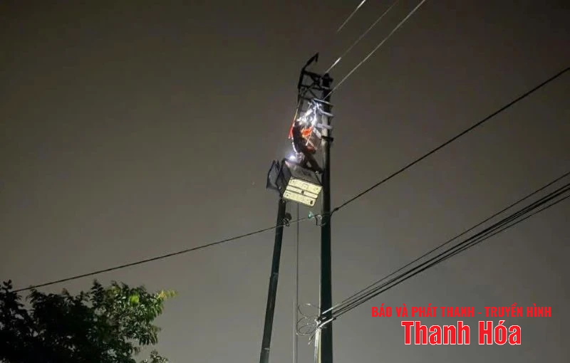 Gần 7.600 khách hàng chờ cấp điện trở lại sau trận mưa dông tối 19/7