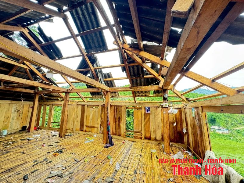 Mưa dông khiến nhiều nhà dân tốc mái, công sở hư hỏng