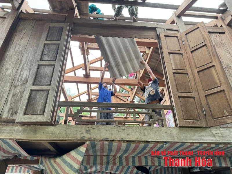 Mưa dông khiến nhiều nhà dân tốc mái, công sở hư hỏng