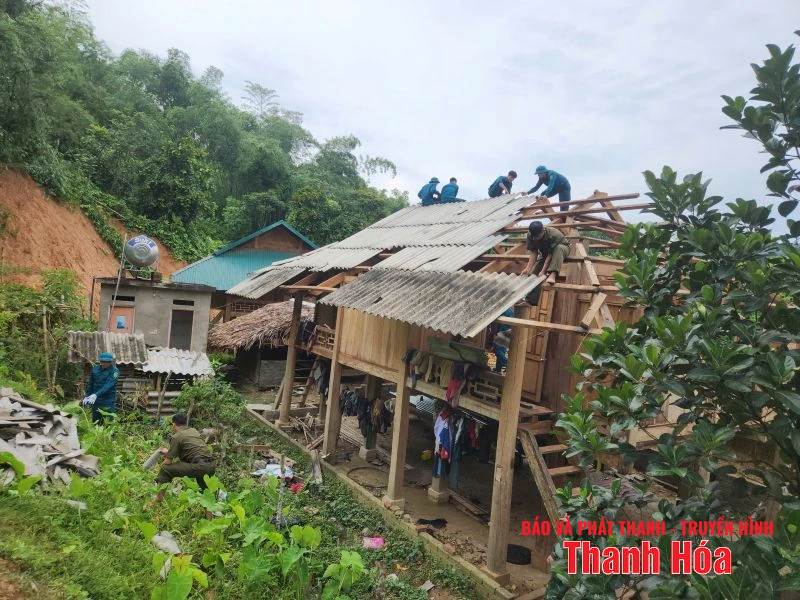 Mưa dông khiến nhiều nhà dân tốc mái, công sở hư hỏng