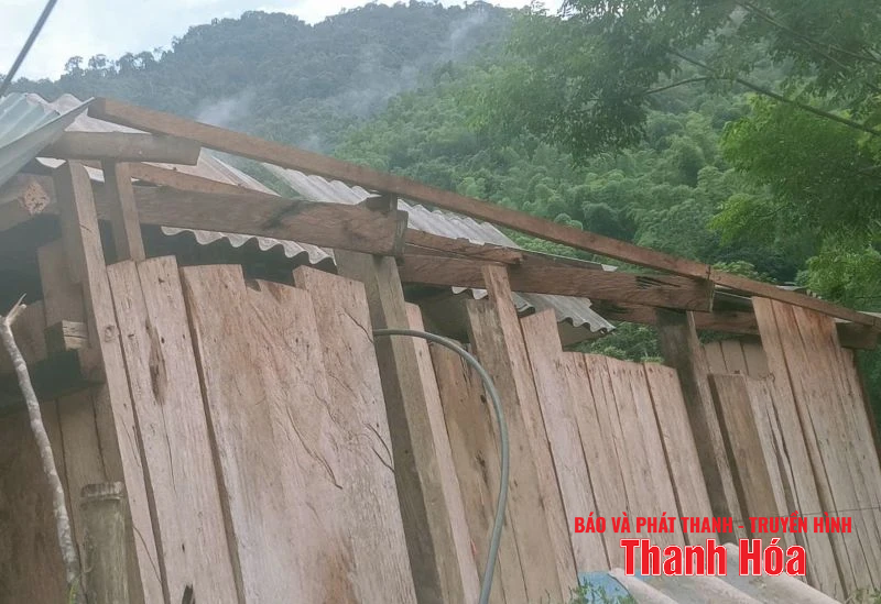 Mưa dông khiến nhiều nhà dân tốc mái, công sở hư hỏng