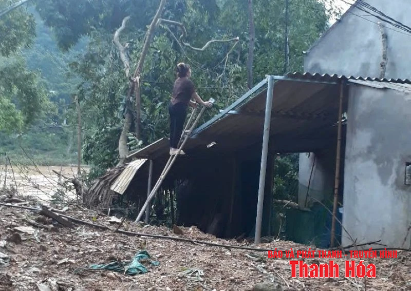 Mưa dông khiến nhiều nhà dân tốc mái, công sở hư hỏng