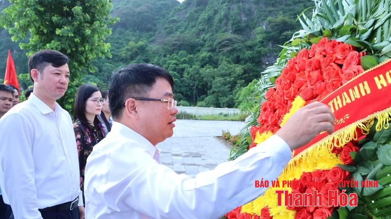 Trưởng Ban Quản lý KKT Nghi Sơn và các KCN thăm hỏi, tặng quà gia đình chính sách