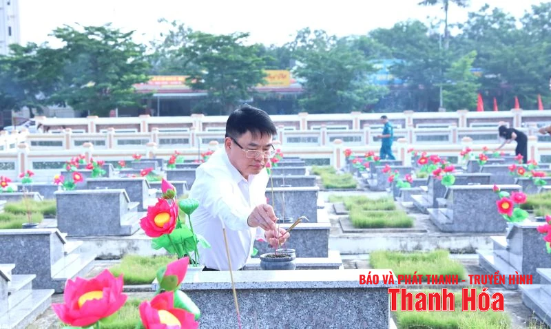 Trưởng Ban Quản lý KKT Nghi Sơn và các KCN thăm hỏi, tặng quà gia đình chính sách