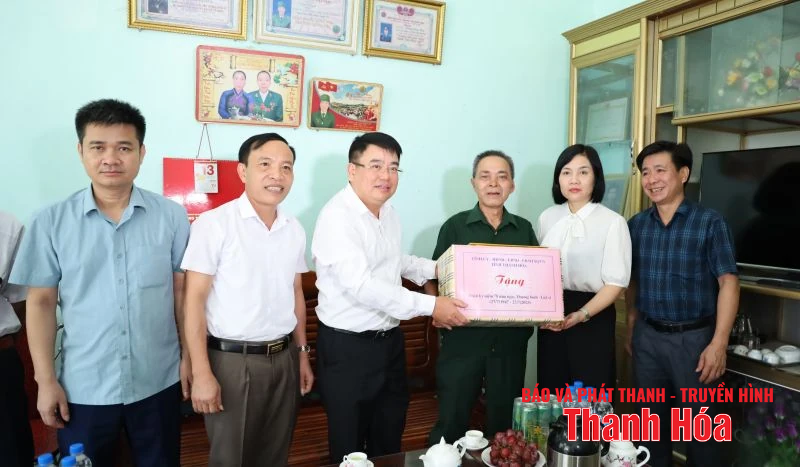 Trưởng Ban Quản lý KKT Nghi Sơn và các KCN thăm hỏi, tặng quà gia đình chính sách