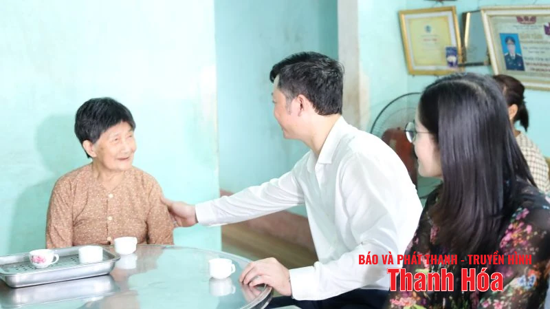 Trưởng Ban Quản lý KKT Nghi Sơn và các KCN thăm hỏi, tặng quà gia đình chính sách