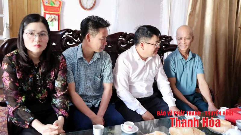 Trưởng Ban Quản lý KKT Nghi Sơn và các KCN thăm hỏi, tặng quà gia đình chính sách