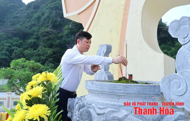 Trưởng Ban Quản lý KKT Nghi Sơn và các KCN thăm hỏi, tặng quà gia đình chính sách