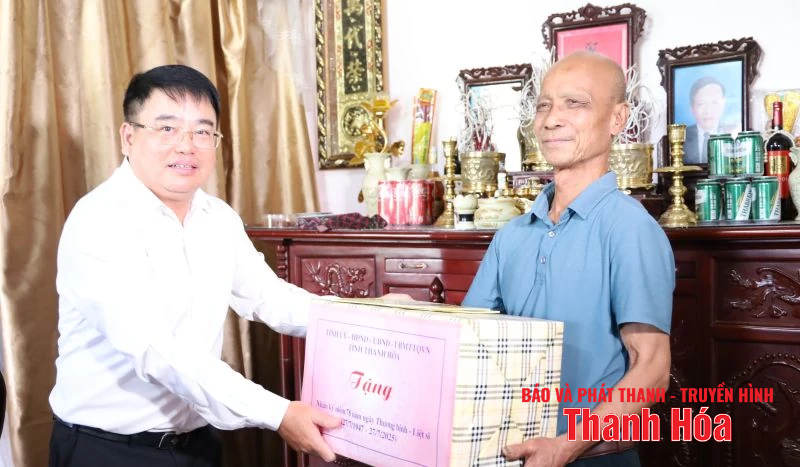 Trưởng Ban Quản lý KKT Nghi Sơn và các KCN thăm hỏi, tặng quà gia đình chính sách