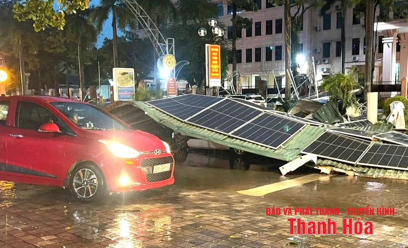 Mưa dông khiến nhiều nhà dân tốc mái, công sở hư hỏng