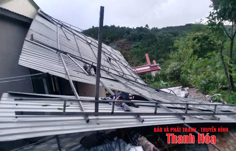 Mưa dông khiến nhiều nhà dân tốc mái, công sở hư hỏng